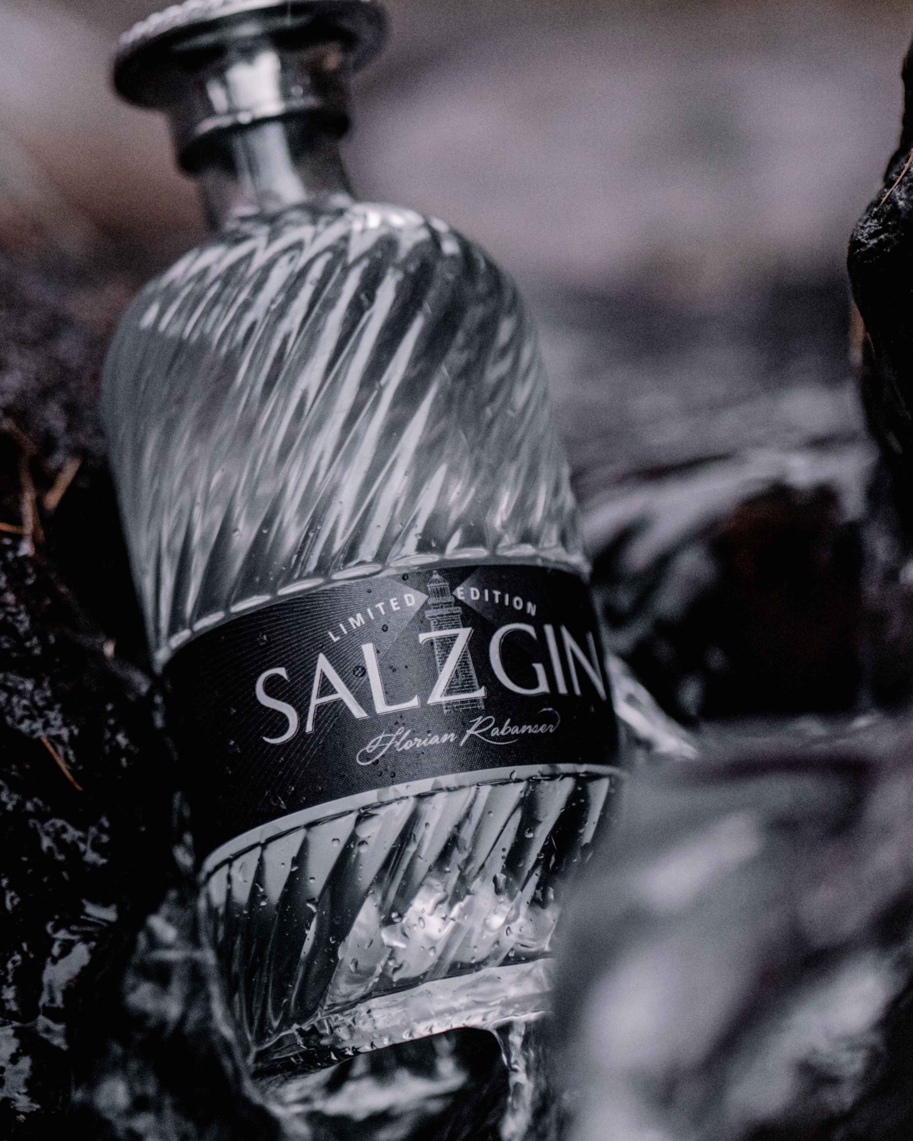 Bottiglia di Salz Gin – distillato italiano unico con freschezza marina e erbe selezionate delle Dolomiti