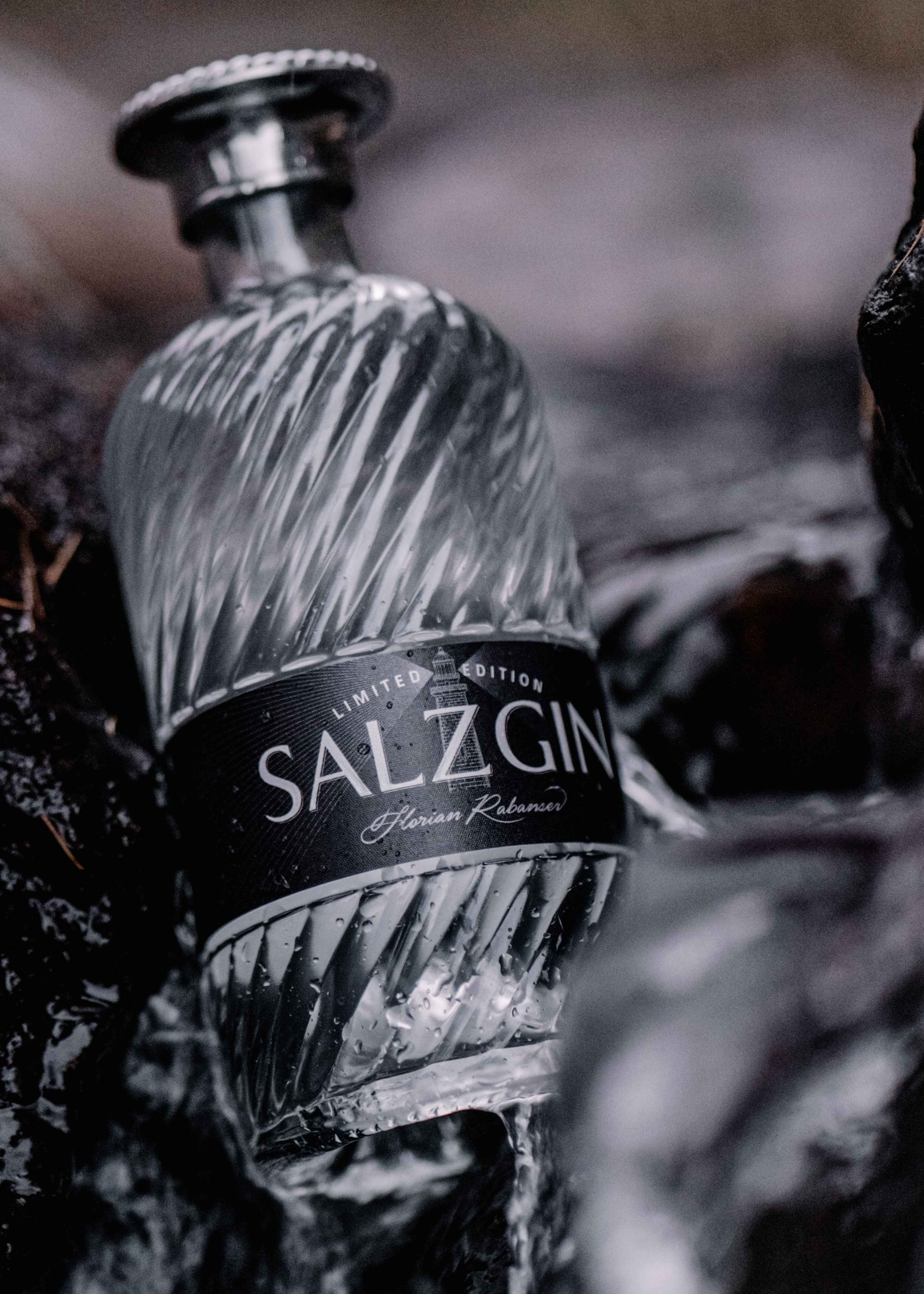 Bottiglia di Salz Gin – distillato italiano unico con freschezza marina e erbe selezionate delle Dolomiti