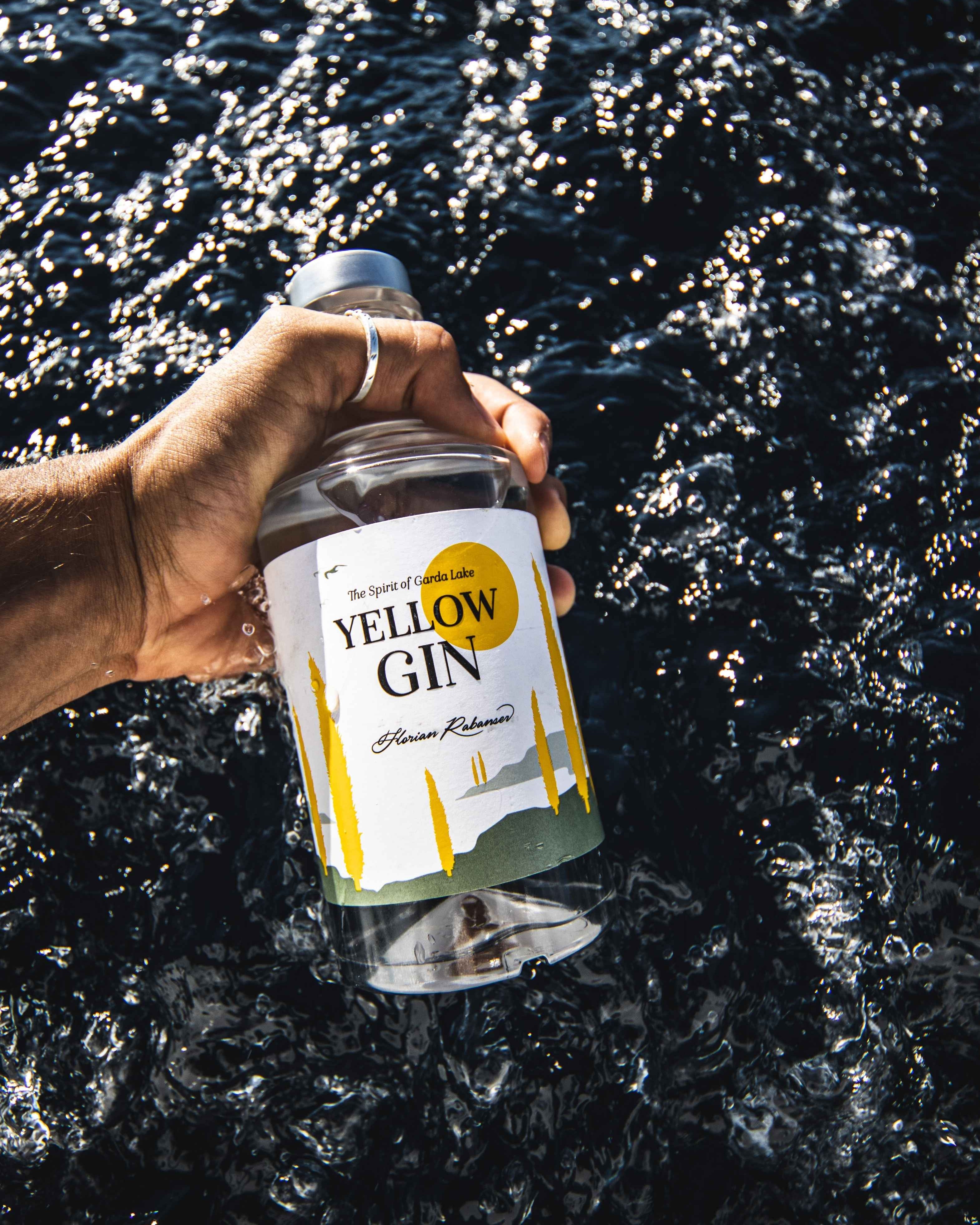 Bottiglia di Yellow Gin – distillato italiano fresco e solare con scorze di limone e ginepro