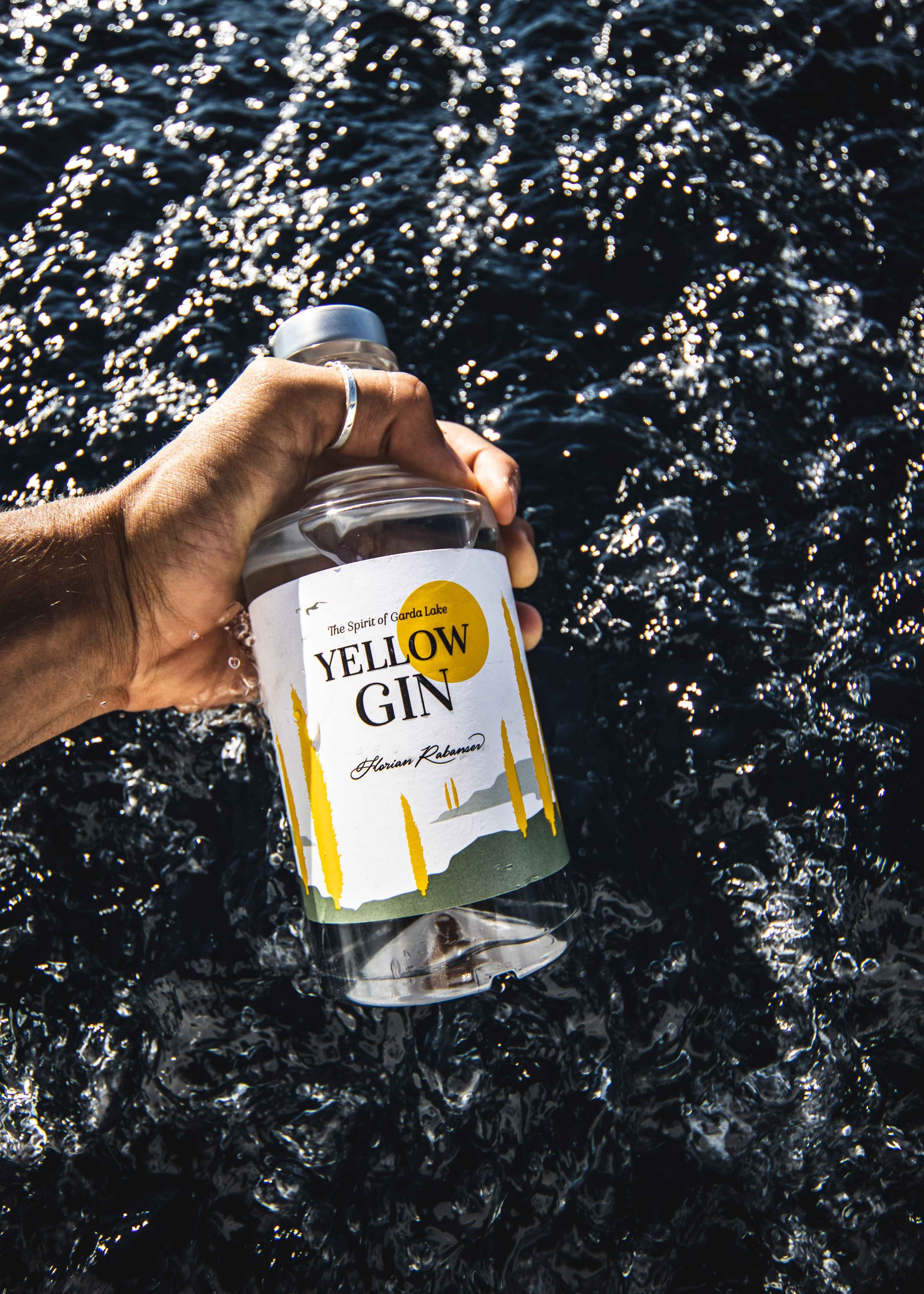 Bottiglia di Yellow Gin – distillato italiano fresco e solare con scorze di limone e ginepro
